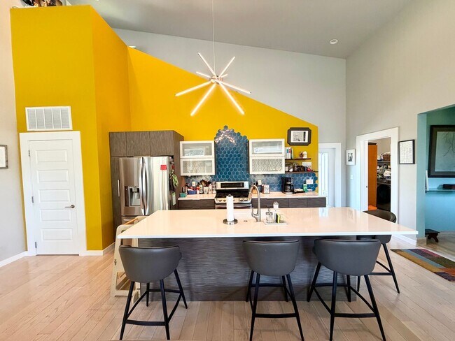 Building Photo - Contemporary 2 bedroom, 2.5 bath home in the heart of Route 66.