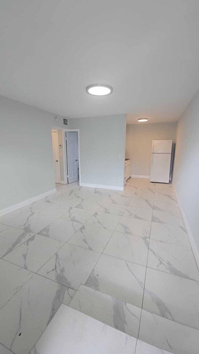 Building Photo - 621 NW 5th Ave