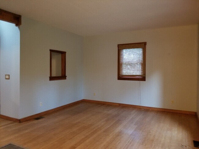 Building Photo - Great 3 bed 2 bath home!! AVAILABLE AUGUST 2027!