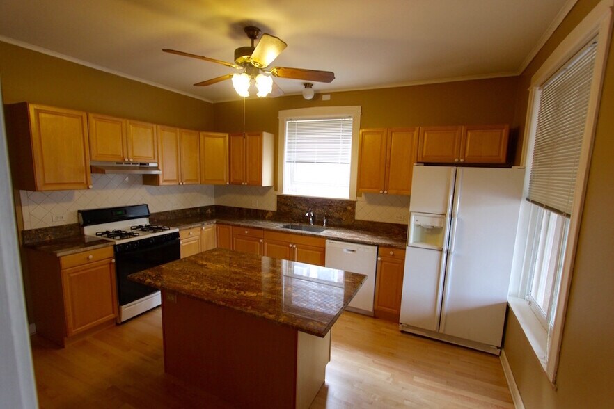 kitchen - 1109 S Oak Park Ave