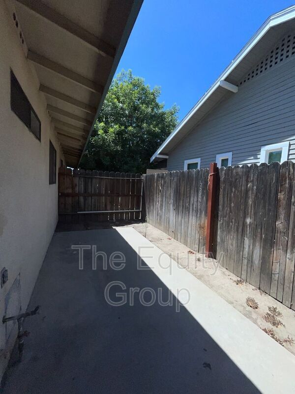 Building Photo - 806 S Court St