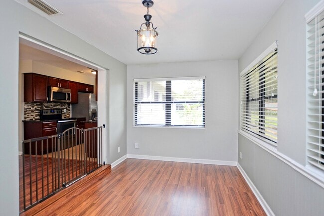 Building Photo - 4 bed 2 bath home