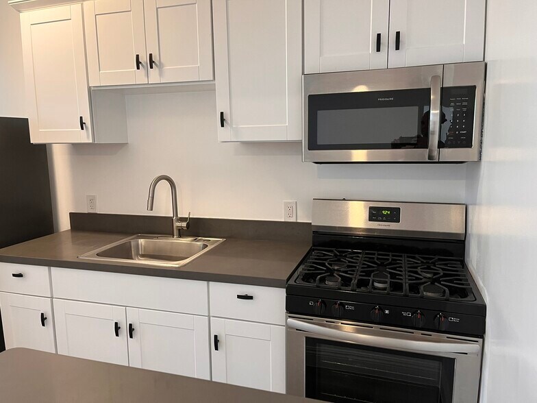 Building Photo - 3005 Main St