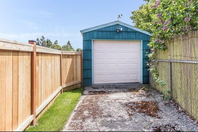 Building Photo - Stunning 3bed/3.5bath Brick Home in Ballard!