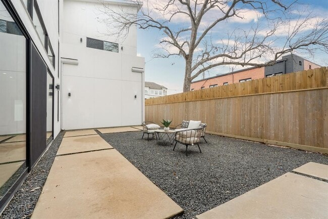Building Photo - 118 Tuam St