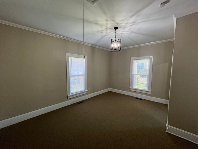 Building Photo - Newly Renovated 2 Bedroom Bungalow!!!