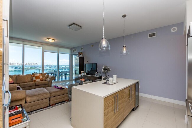 Building Photo - 2020 N Bayshore Dr