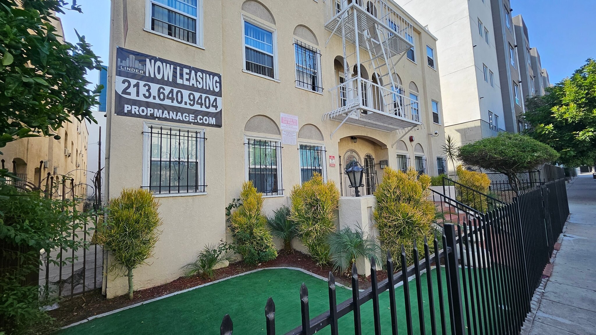 Building Photo - 727 S Coronado St