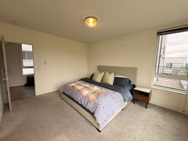 Building Photo - West Seattle/Pigeon Point Townhome