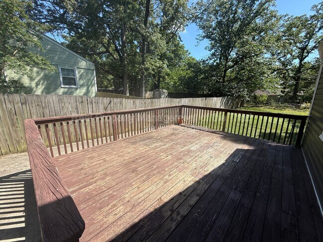 Building Photo - 2817 Shady Lawn Dr