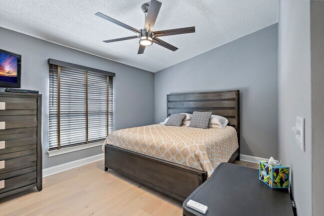 Building Photo - Impeccably Furnished Annual Rental Townhom...