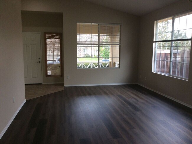 Building Photo - 3 Bedroom 2 bathroom Home in Corona