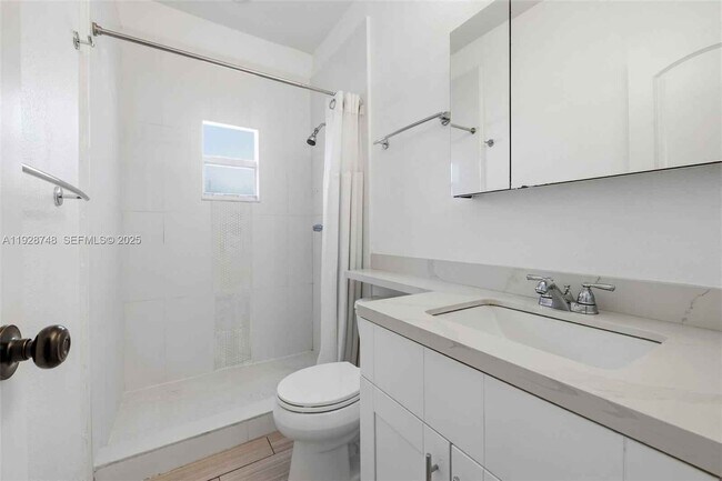 Building Photo - 521 NE 70th St