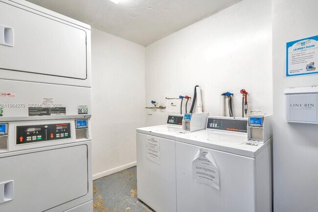 Building Photo - 2350 NE 135th St