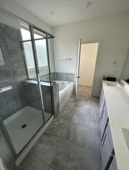 Building Photo - 10410 Bramble Berry Dr