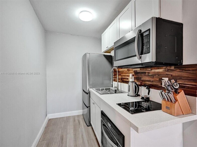 Building Photo - 2500 NE 19th St