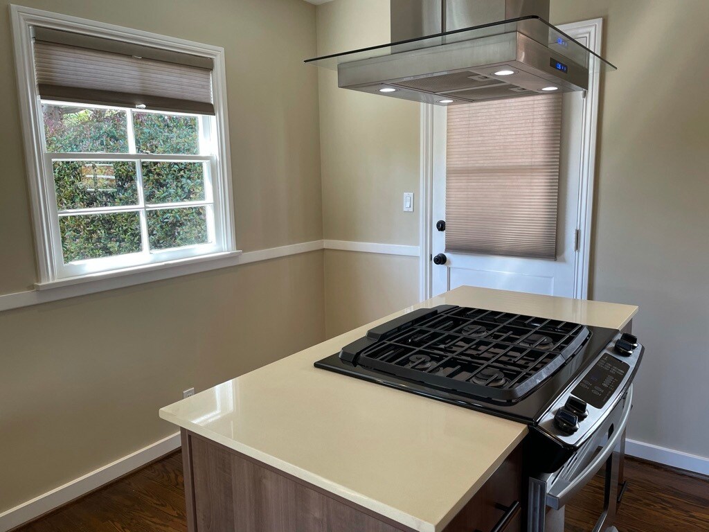 eat in kitchen island - 10887 Flaxton St