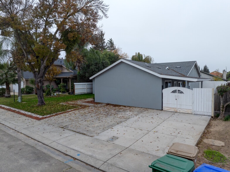 Building Photo - 9855 Douglas Ave