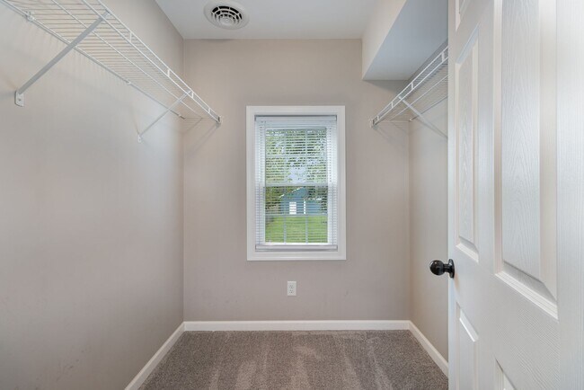 Building Photo - 4 Bedroom home in historic downtown Carlis...