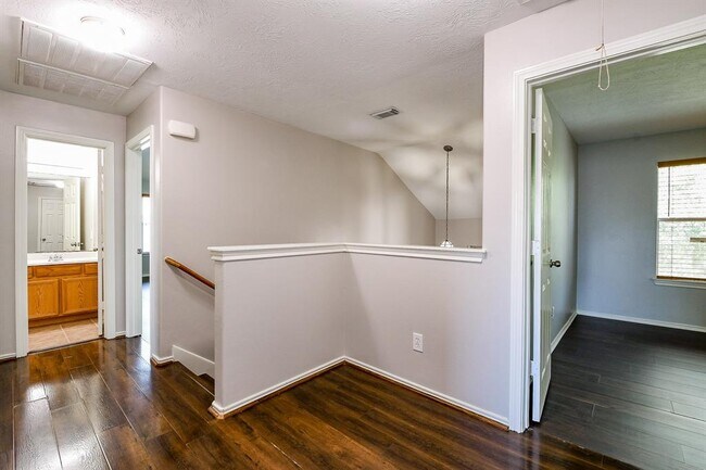Building Photo - 10502 Scenic Cove Ct