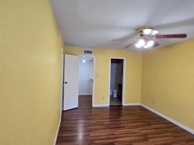 Building Photo - 7400 Bellerive Dr