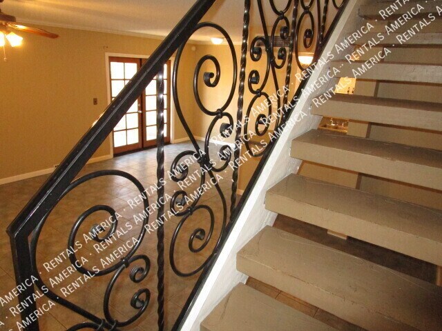 Building Photo - 711 E North Ln