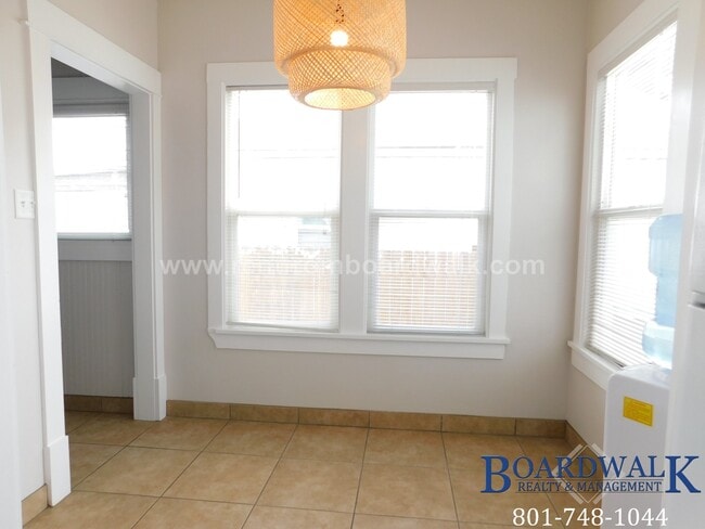Building Photo - 657 Warnock Ave S