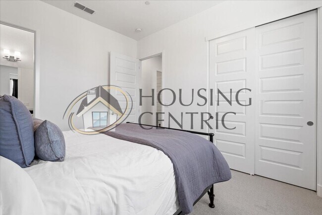 Building Photo - Modern & Elegant Living in Emerald Peak, E...
