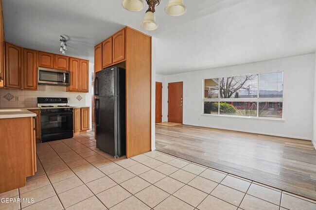Building Photo - 9532 Waverly Dr
