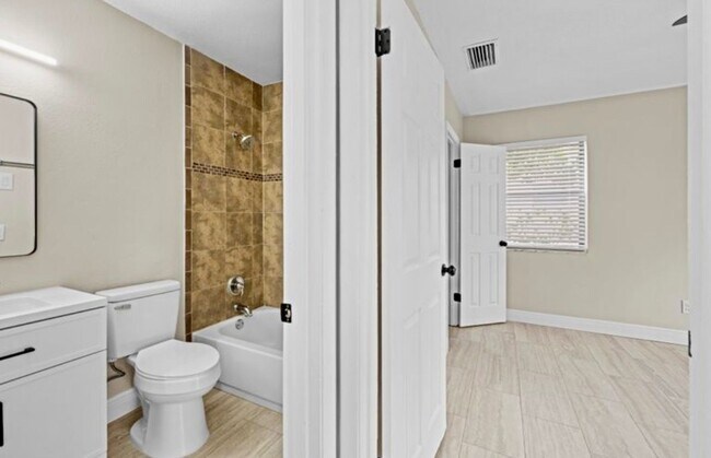 Building Photo - Updated 2 bedroom 1 bath with a Bonus Room