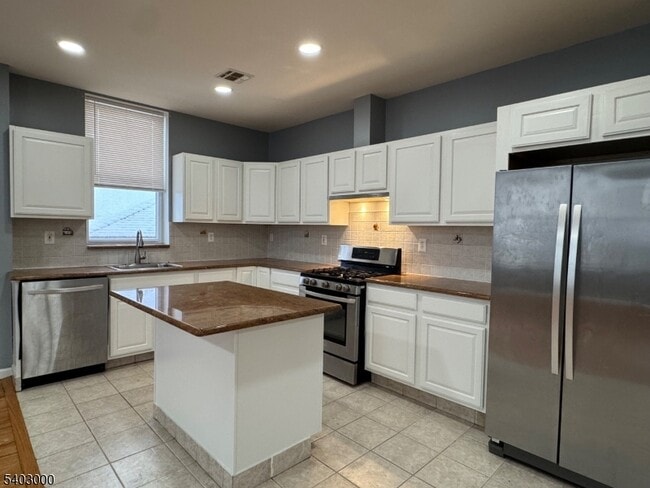 Building Photo - 610 Devon St