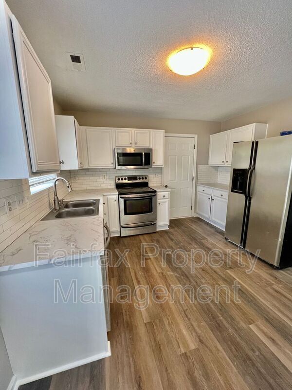 Building Photo - 201 Ridge Lake Dr