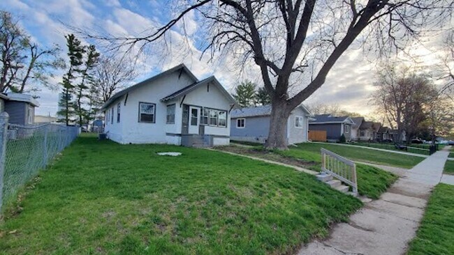 Building Photo - Pet Friendly Home with Fenced Back Yard and Hardwood Floors!