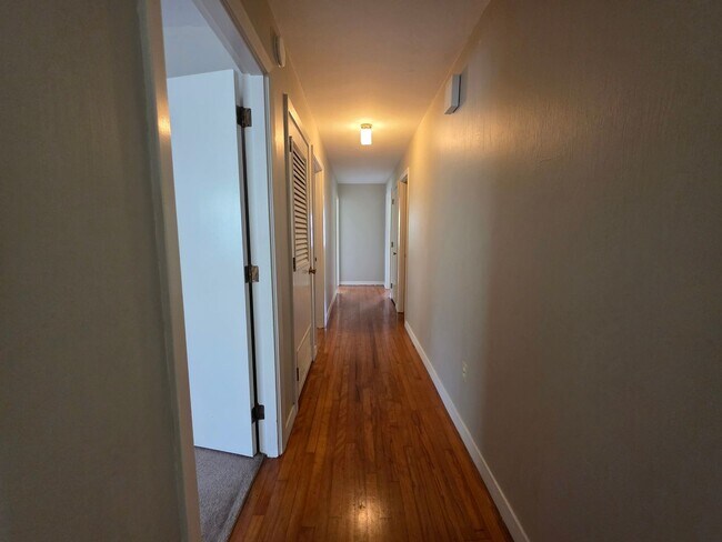 Building Photo - 4BR/2BA lake view home with covered back p...