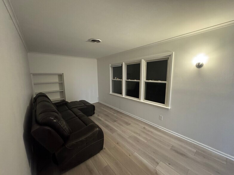 living room - 520 Saratoga Rd