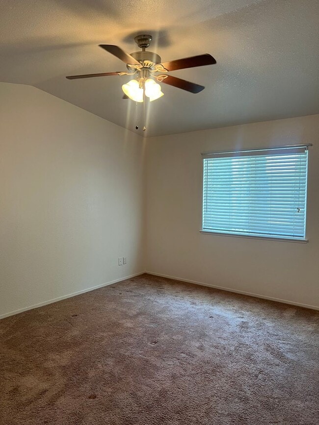 Building Photo - NICE 3 BEDROOM, 2.5 TOWNHOUSE W/ 2 CAR GAR...