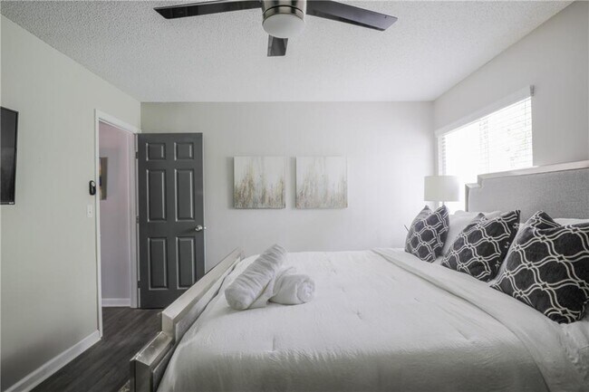 Building Photo - 6463 Klinect Ct