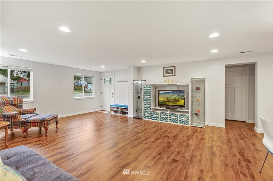 Building Photo - 4 Bed 2 Bath Home in Mountlake Terrace!