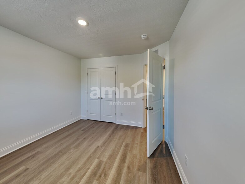 Building Photo - 204 Kramer Mills Dr