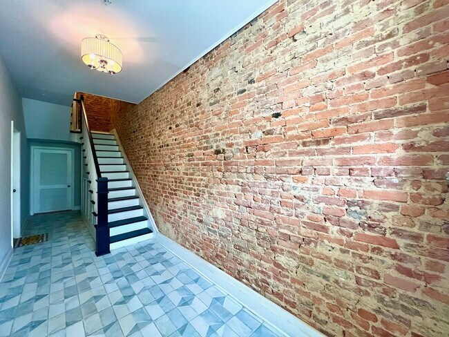 Building Photo - 212 W Burke St