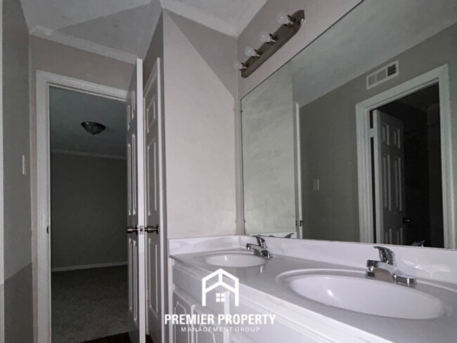 Building Photo - 9893 Cherokee Dr