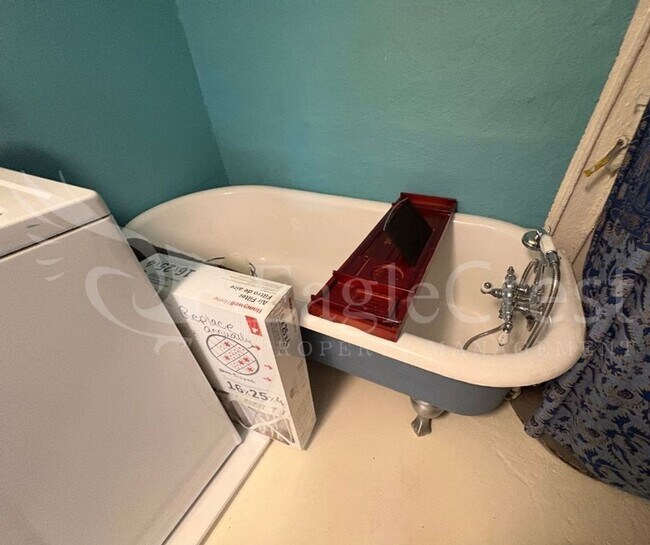 Building Photo - Three Bedroom, Two Bathroom House Near Sha...