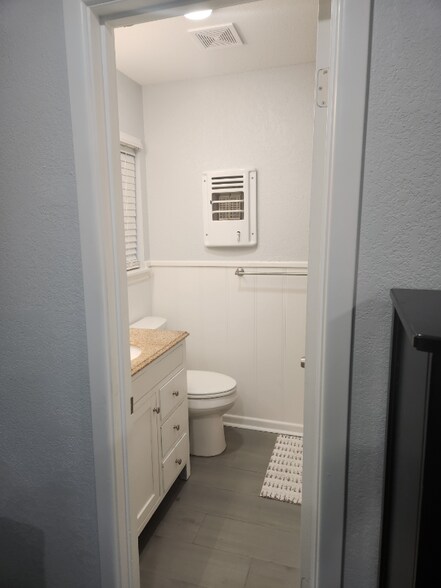 Building Photo - 1529 E Don St