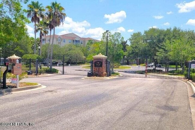 Building Photo - 7801 Point Meadows Dr