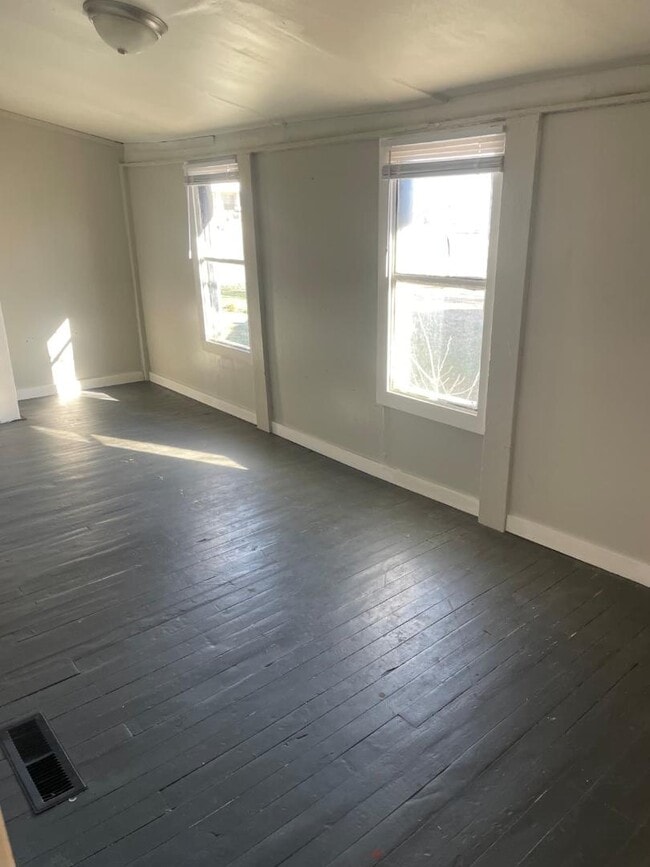 Building Photo - 626 Holly St