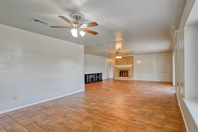 Building Photo - 1801 Laurel Oaks Dr
