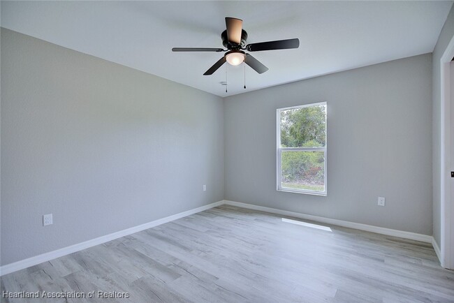 Building Photo - 1527 Chatsworth St