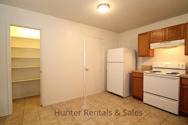 Building Photo - Small Town Living!