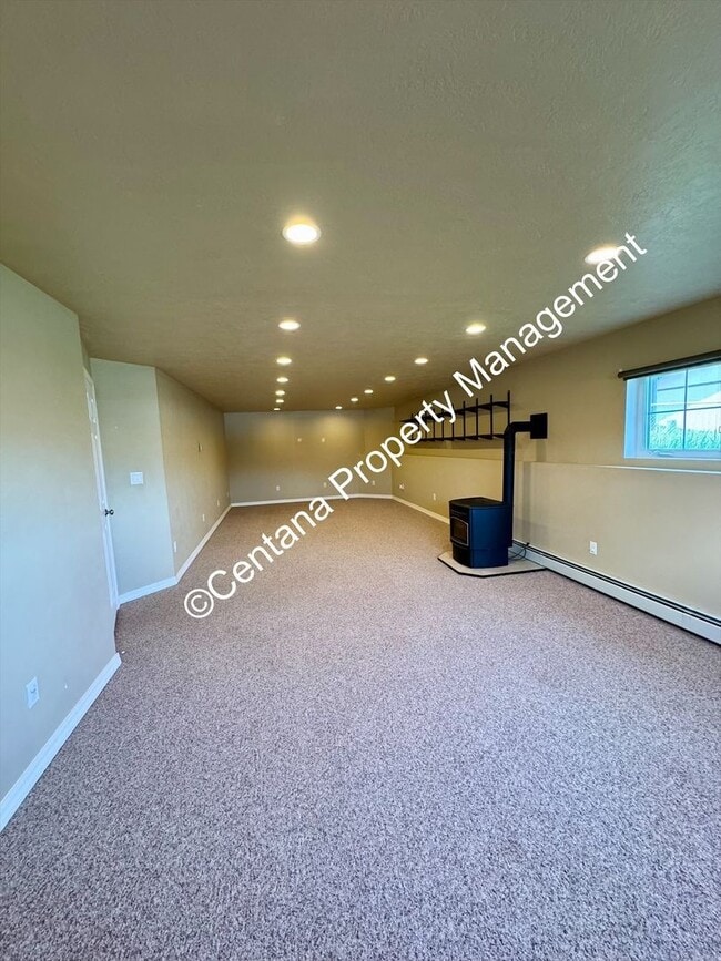 Building Photo - Beautiful home on the outskirts of town!