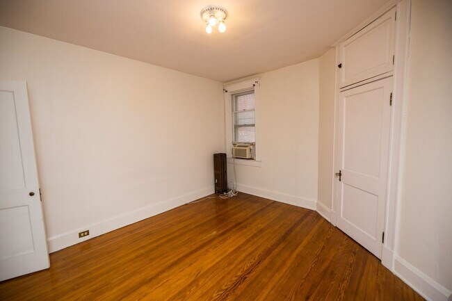 Building Photo - Charles Village 2bd/2ba Rowhome with Parking Spots, W/D and more! Available 7/20